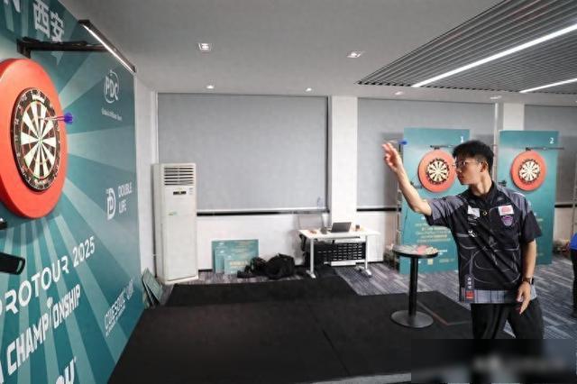 与全球顶尖, 镖赛事首次, 娱乐
