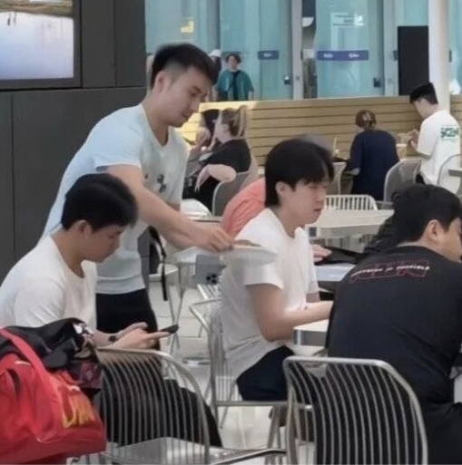 HAc, 香港机场遇, 有专门的陪